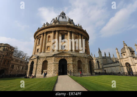 Die Radcliffe Camera, ein Lesesaal für die Bodleian Library, Teil der University of Oxford, England. Stockfoto