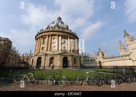 Student Fahrräder außerhalb die Radcliffe Camera ist ein Lesesaal für die Bodleian Library, University of Oxford, England. Stockfoto