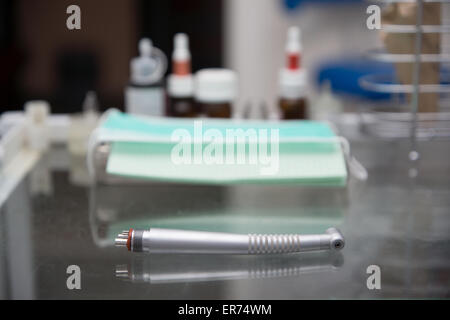 Dental Turbine Handstück liegt auf dem Tisch, umgeben von dental-tool Stockfoto