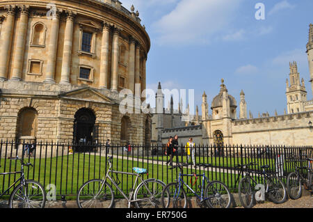 Fahrräder außerhalb die Radcliffe Camera, Lesesaal der Bodleian Library, Oxford University, England Stockfoto