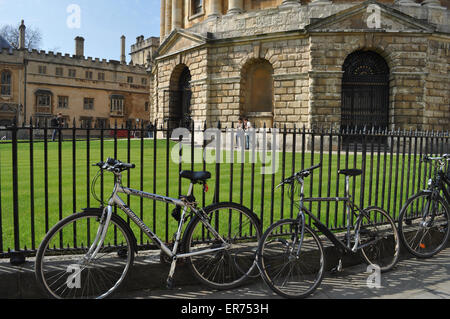 Fahrräder in Radcliffe Square, außerhalb die Radcliffe Camera, ein Lesesaal der Bodleian Library, Oxford University, Oxford. Stockfoto