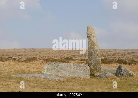 Standing Stone Art Marker in leer, düstere Landschaft in der Nähe von Merrivale, Dartmoor National Park, Devon, England Stockfoto