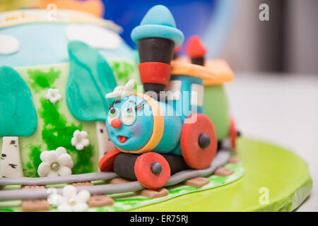 schöner Kuchen mit einem fabelhaften Zug und andere Dekorationen Stockfoto