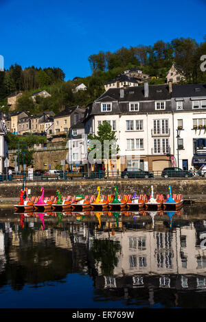 Bouillon (Belgien). Bunte schwanenförmigen Boote auf dem Fluss; die Stadt im Hintergrund. Blauer Himmel und Reflexionen. Stockfoto