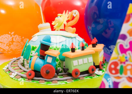 schöner Kuchen mit einem fabelhaften Zug und andere Dekorationen Stockfoto