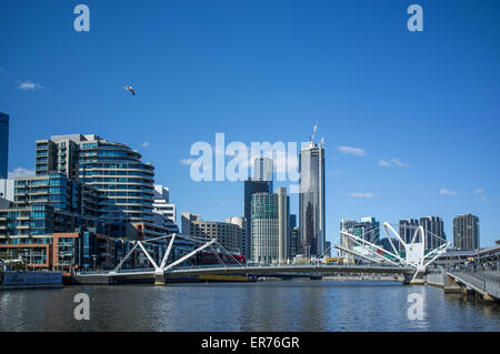 Seeleute Brücke über den Yarra River in South Wharf, Melbourne CBD. Stockfoto