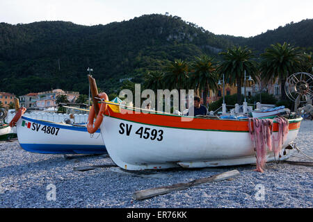 Fischer sortieren Netze am Strand von Noli, Riviera di Ponente, Ligurien, Italien Stockfoto