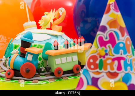 schöner Kuchen mit einem fabelhaften Zug und andere Dekorationen Stockfoto