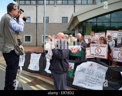 Llangefni, Anglesey, Wales, UK. 28. Mai 2015.  Demonstranten versammeln sich außen Anglesey Gemeindeverwaltung. die Frage der zukünftigen Masten auf der Insel und in den nahe gelegenen Menai Straits hervorheben. Bei einem Besuch des National Grid Offizieren Credit: Robert Eames Alamy Live News Stockfoto