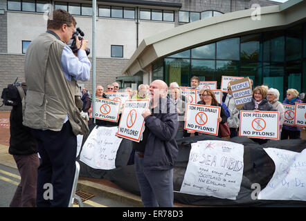 Llangefni, Anglesey, Wales, UK. 28. Mai 2015.  Demonstranten versammeln sich außen Anglesey Gemeindeverwaltung. die Frage der zukünftigen Masten auf der Insel und in den nahe gelegenen Menai Straits hervorheben. Bei einem Besuch des National Grid Offizieren Credit: Robert Eames Alamy Live News Stockfoto