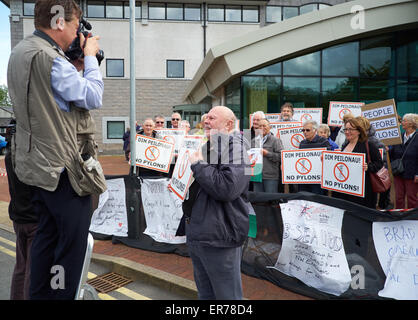 Llangefni, Anglesey, Wales, UK. 28. Mai 2015.  Demonstranten versammeln sich außen Anglesey Gemeindeverwaltung. die Frage der zukünftigen Masten auf der Insel und in den nahe gelegenen Menai Straits hervorheben. Bei einem Besuch des National Grid Offizieren Credit: Robert Eames Alamy Live News Stockfoto