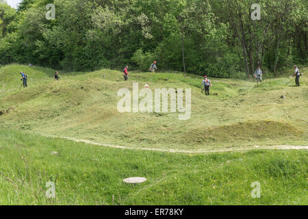 Verdun, Frankreich. Eine Gruppe von Arbeitern Mähen in der Nähe von Fort Douaumont, Zentrum einer grausamen Kampagne im ersten Weltkrieg. Stockfoto