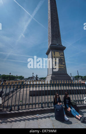 Paris, Frankreich. Zwei Touristen Ruhe vor Luxor Obelisk der Place De La Concorde (Concorde-Platz) Stockfoto