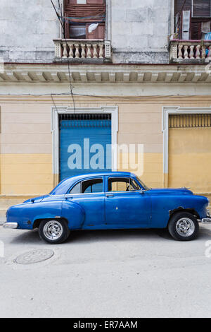 Street Scene mit Blue Classic American Auto, Havana Vieja, Kuba Stockfoto