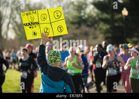 WASHINGTON DC, USA – die Läufer nehmen am jährlichen Cherry Blossom Ten Mile Run in Washington DC Teil. Das beliebte Frühlingsrennen fällt mit dem National Cherry Blossom Festival zusammen und zieht Tausende von Teilnehmern und Zuschauern in die Hauptstadt der USA. Stockfoto