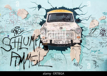 Kunstwerk auf der Berliner Mauer an der East Side Gallery Darstellung ein Trabant Auto durch den Beton zu brechen. Stockfoto