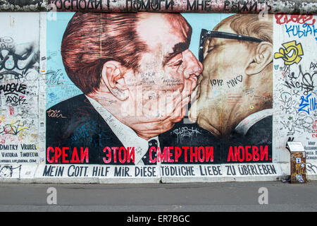 Kunstwerk auf der Berliner Mauer an der East Side Gallery Darstellung einen Kuss zwischen Leonid Brezhnev und Erich Honecker. Stockfoto