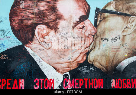Kunstwerk auf der Berliner Mauer an der East Side Gallery Darstellung einen Kuss zwischen Leonid Brezhnev und Erich Honecker. Stockfoto