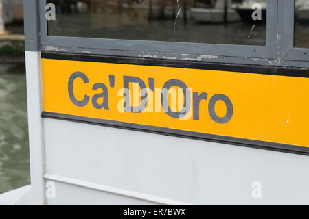 Vaporetto und Wasser Taxis am Canal Grande in Venedig Italien. Ca' D'Oro Stop. Stockfoto