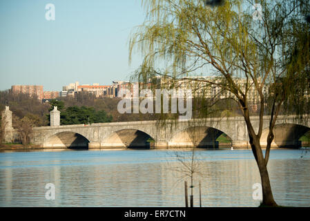 Historic Arlington Memorial Bridge über den Potomac River, Blick von Washington DC über in Richtung Rosslyn. Stockfoto