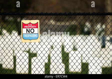 Ein "US-Eigenschaft No Trespassing" Zeichen hängt an einem Zaun Arlington Cemetery. Stockfoto