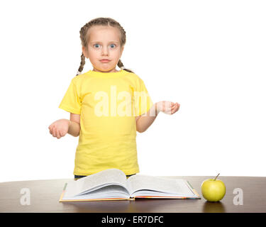 Mädchen lesen Buch auf weiß Stockfoto