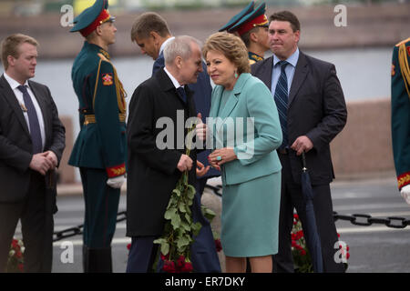 St. Petersburg, Russland. 27. Mai 2015. Würdenträger jährte sich zum 312th der Gründung der Stadt St. Petersburg mit der Verlegung von floral Tribute an das Denkmal Peter des großes Stockfoto