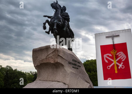St. Petersburg, Russland. 27. Mai 2015. Würdenträger jährte sich zum 312th der Gründung der Stadt St. Petersburg mit der Verlegung von floral Tribute an das Denkmal Peter des großes Stockfoto
