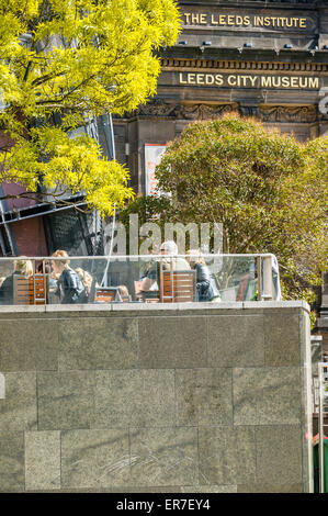 Wohn / Alfresco am Gasthaus, Millennium Square über aussehende Leeds City Museum Stockfoto