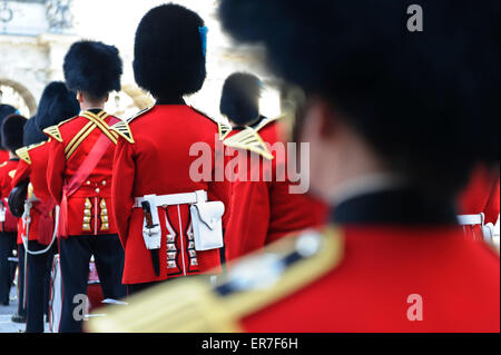 Mitglieder der Königinnenwache band warten auf ihre Instrumente während der Königin Prozession, London, England zu spielen. Stockfoto