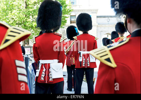 Mitglieder der Königinnenwache band warten auf ihre Instrumente während der Königin Prozession, London, England zu spielen. Stockfoto