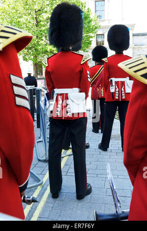 Mitglieder der Königinnenwache band warten auf ihre Instrumente während der Königin Prozession, London, England zu spielen. Stockfoto