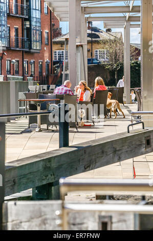 Double Tree von Hilton Getreidespeicher Wharf Leeds Menschen mit Hunden draußen essen Stockfoto