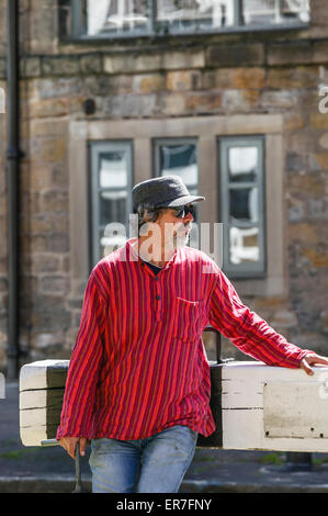 Mann mit rosa Streifen Shirt drängen offenen Schleusentore, Leeds-Liverpool-Kanal, Getreidespeicher Wharf Stockfoto