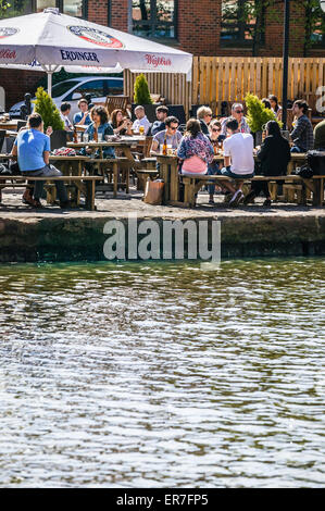 Faul am Nachmittag Essen und Trinken von Leeds-Liverpool-Kanal, Getreidespeicher Wharf, Stadtzentrum von Leeds, West Yorkshire Stockfoto