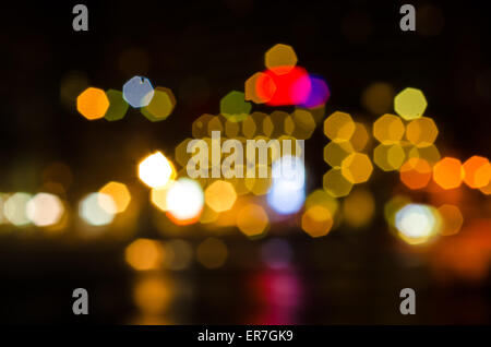 Bunte defokussierten Lichter der Skyline einer Stadt Stockfoto