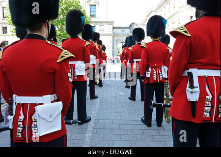 Mitglieder der Königinnenwache band warten auf ihre Instrumente während der Königin Prozession, London, England zu spielen. Stockfoto