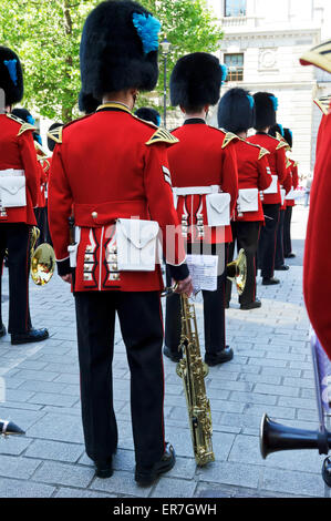 Mitglieder der Königinnenwache band warten auf ihre Instrumente während der Königin Prozession, London, England zu spielen. Stockfoto