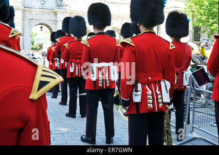 Mitglieder der Königinnenwache band warten auf ihre Instrumente während der Königin Prozession, London, England zu spielen. Stockfoto