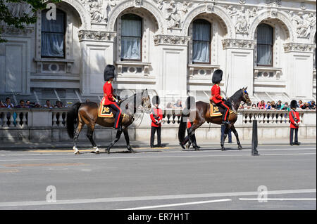 Die Königin wachen auf dem Rücken der Pferde während der Eröffnung des Parlaments führt die Prozession, London, England. Stockfoto