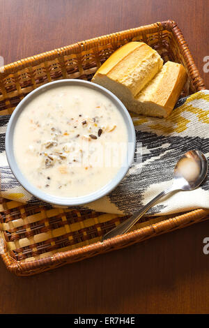 Creamy Chicken und Wildreis Suppe in einen Korb mit Brot zum Dippen Stockfoto
