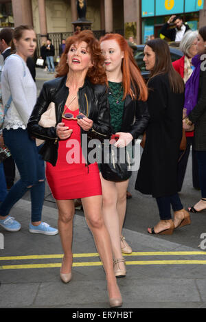 London, UK, 28. Mai 2015: ein Gastgeber der prominenten Gäste kommt nachts Presse nur Jim Dale im Varieté-Theater, Strand, London. Foto: Credit: siehe Li/Alamy Live News Stockfoto