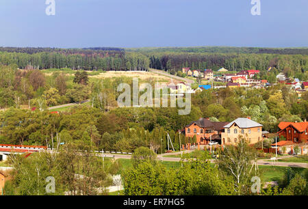 Wunderschöne Landschaft des russischen Dorfes mit Wäldern und Feldern Stockfoto