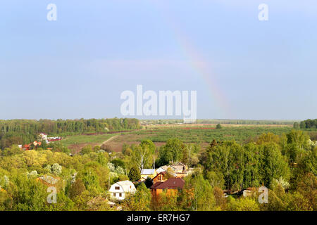 Wunderschöne Landschaft des russischen Dorfes mit Wäldern und Feldern Stockfoto