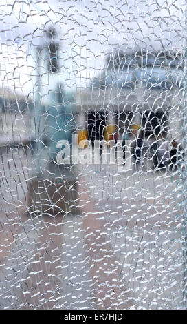 gebrochene Glas mit Blick auf die Stadt fotografiert hautnah Stockfoto