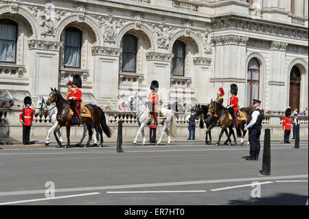 Die Königin wachen auf dem Rücken der Pferde während der Eröffnung des Parlaments führt die Prozession, London, England. Stockfoto