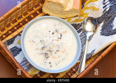 Creamy Chicken und Wildreis Suppe in einen Korb mit Brot zum Dippen Stockfoto
