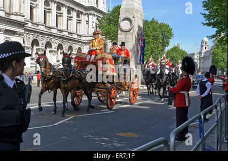 Eine königliche Pferdekutsche Kutsche während der Prozession von der Eröffnung des Parlaments, London, England. Stockfoto