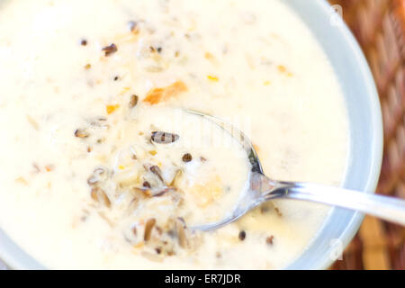 Creamy Chicken und Wildreis Suppe in einen Korb mit Brot zum Dippen Stockfoto