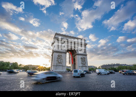 Arc de Triomphe und unscharfen Verkehr bei Sonnenuntergang Stockfoto